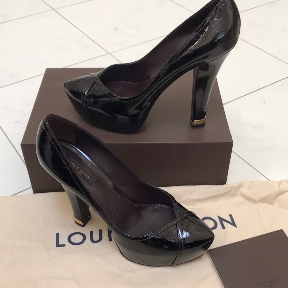 Louis Vuitton pumps size 38.5, maroon color